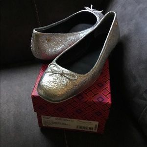 💯 AUTHENTIC NEW SILVER TORY BURCH FLATS/BALLETS